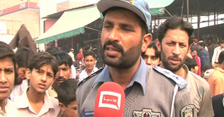 Lahore: traffic wardens evacuate road from merchants